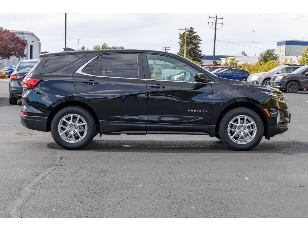 2024 Chevrolet Equinox LT photo 2