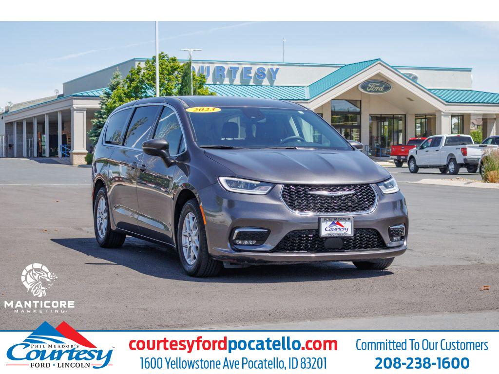 2023 Chrysler Pacifica Touring L's photo