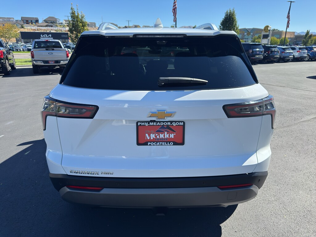 2025 Chevrolet Equinox LT photo 2