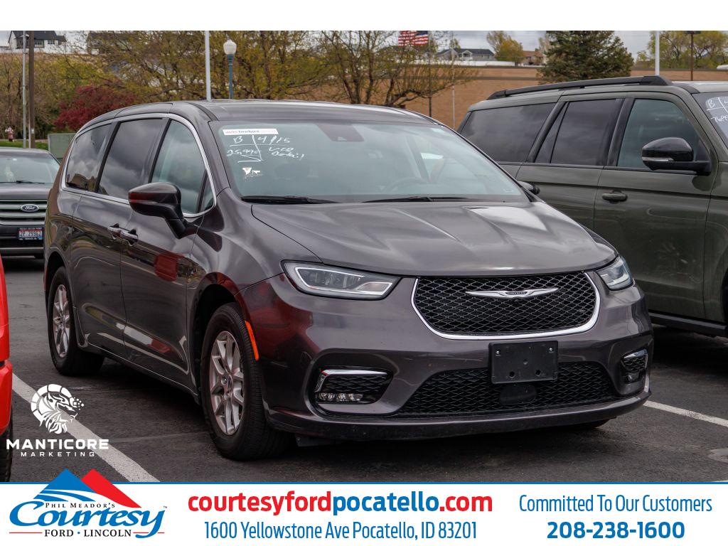 2023 Chrysler Pacifica Touring L's photo