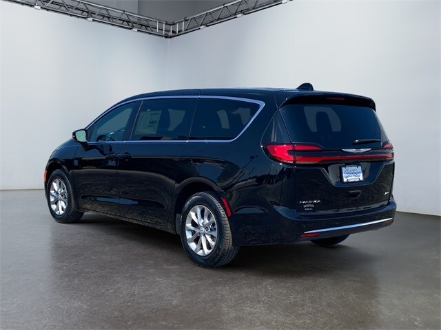 2026 Chrysler Pacifica photo 3