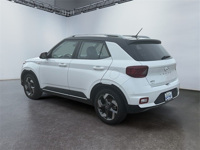 2023 Hyundai Venue Limited photo 2