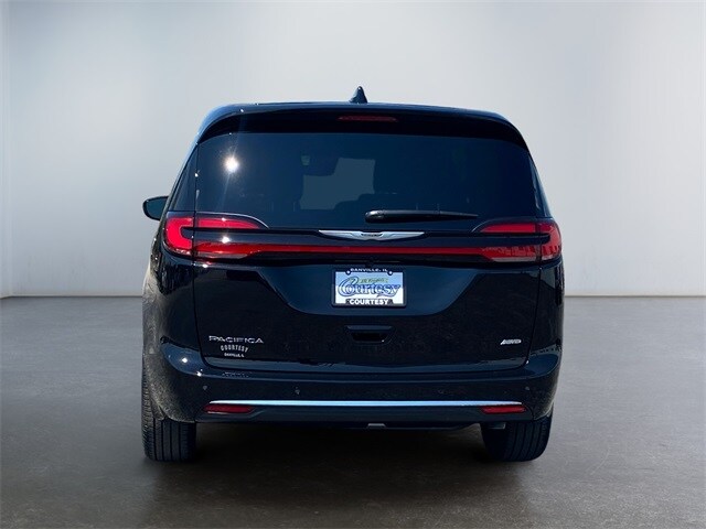 2026 Chrysler Pacifica photo 4