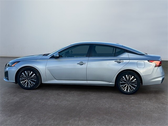 2023 Nissan Altima 2.5 SV photo 2