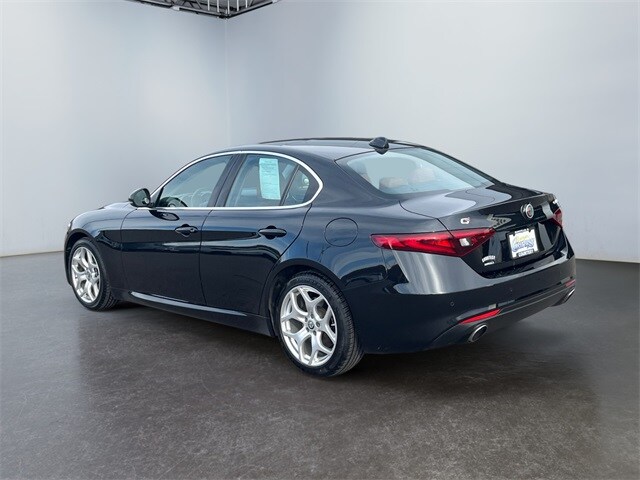 2021 Alfa Romeo Giulia Ti photo 3