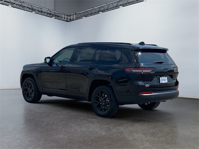 2025 Jeep Grand Cherokee Altitude photo 2
