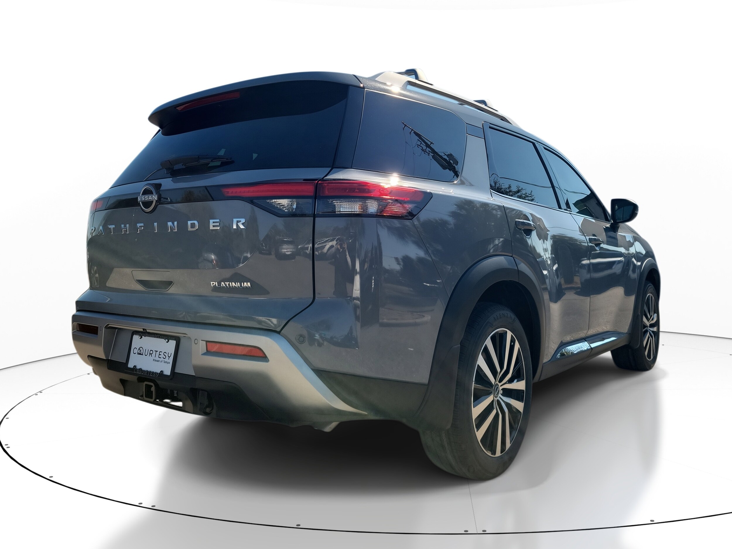 2025 Nissan Pathfinder Platinum photo 3
