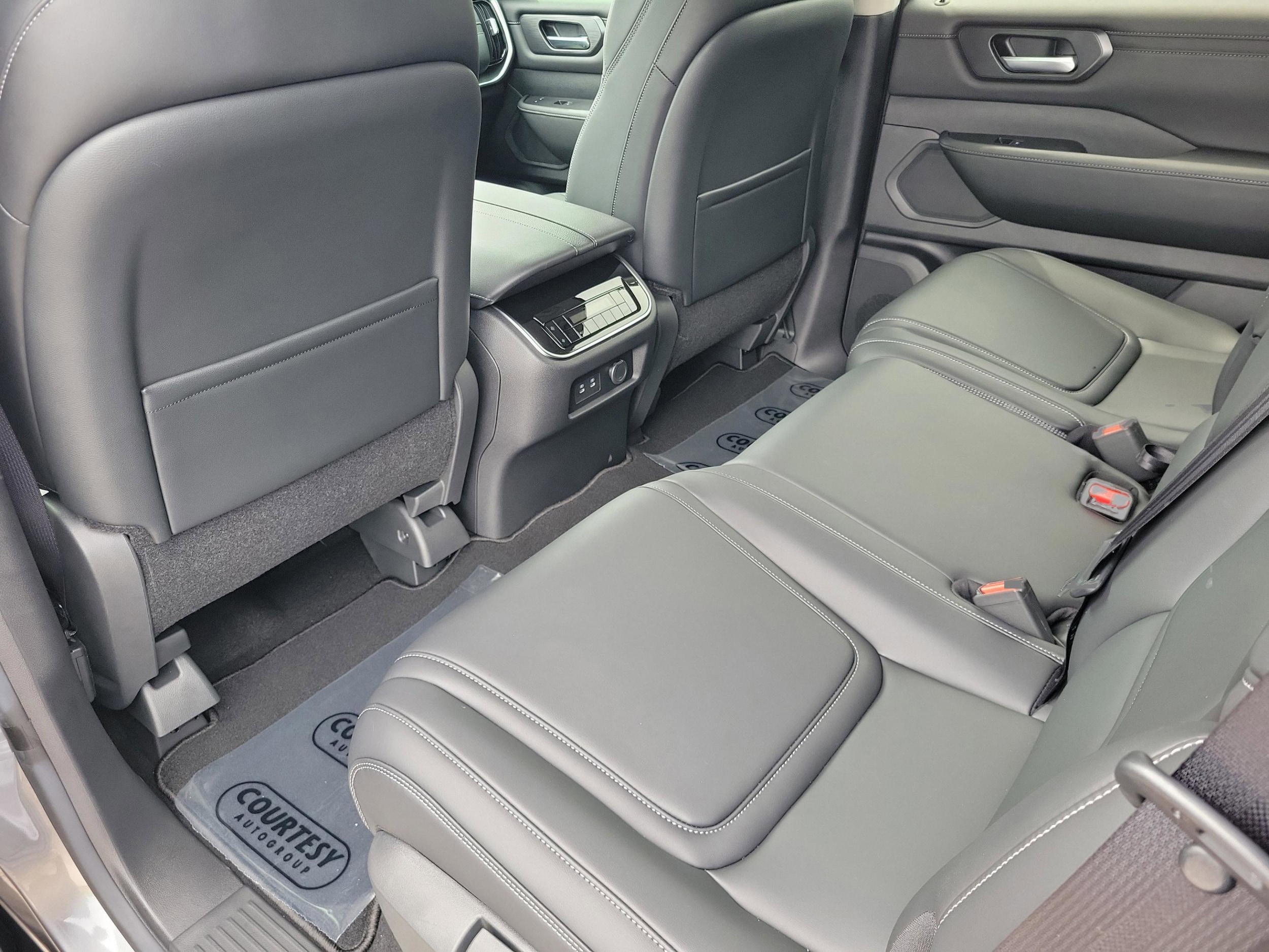2026 Nissan Armada SV - Photo 8