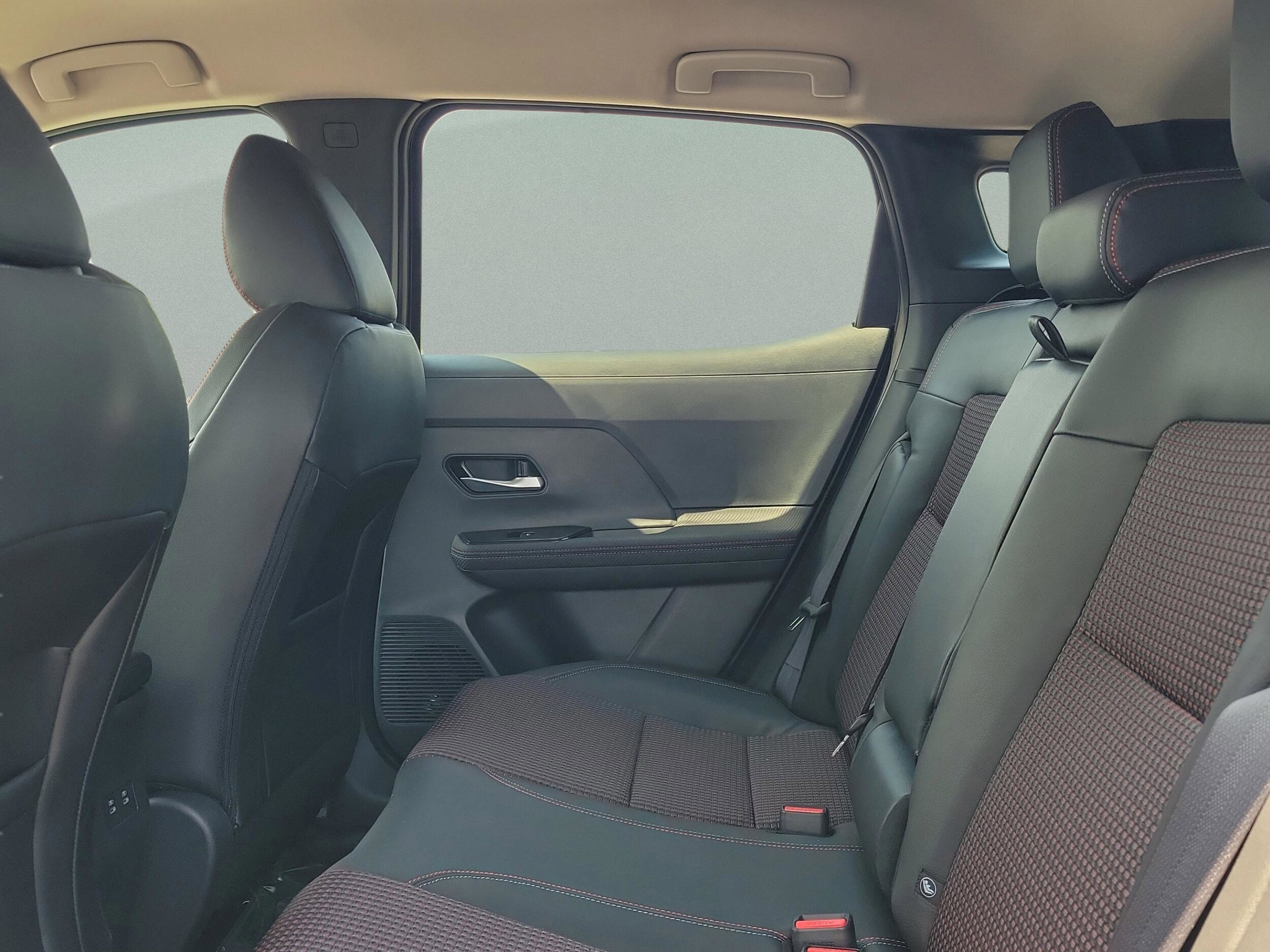 2025 Nissan Kicks SR - Photo 12