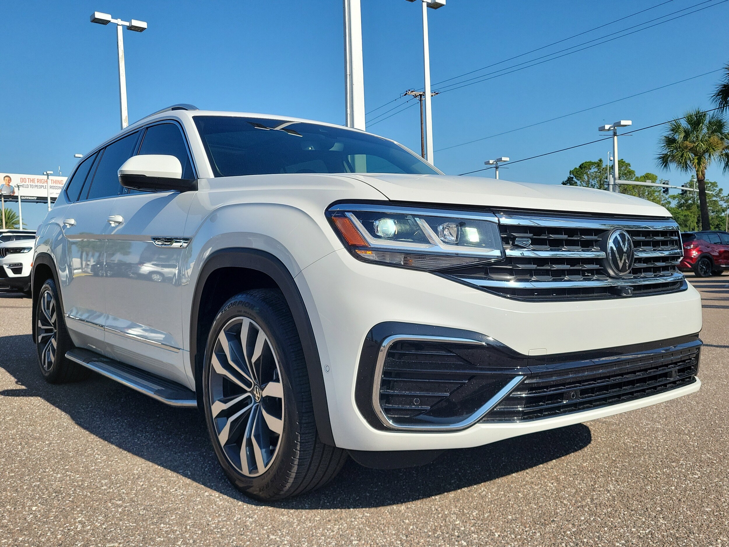 2023 Volkswagen Atlas V6 SEL Premium R-Line photo 2