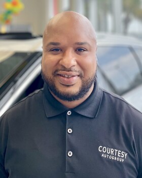 Staff member Neftali Vizcarrando from ID_3d598fe3bba7