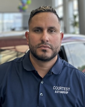 Staff member Yudier Canizares Bodib from ID_3d598fe3bba7