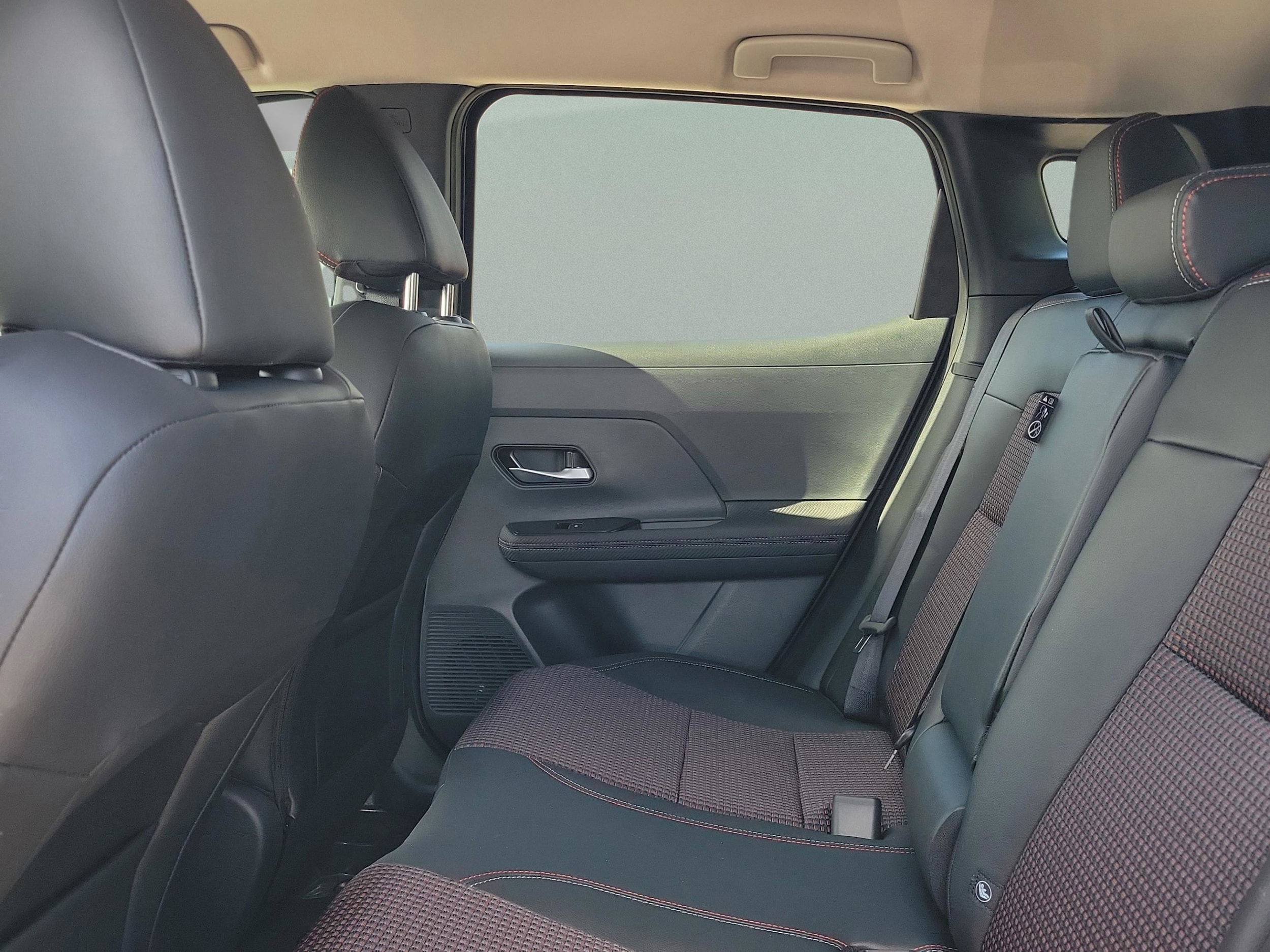 2025 Nissan Kicks SR - Photo 12