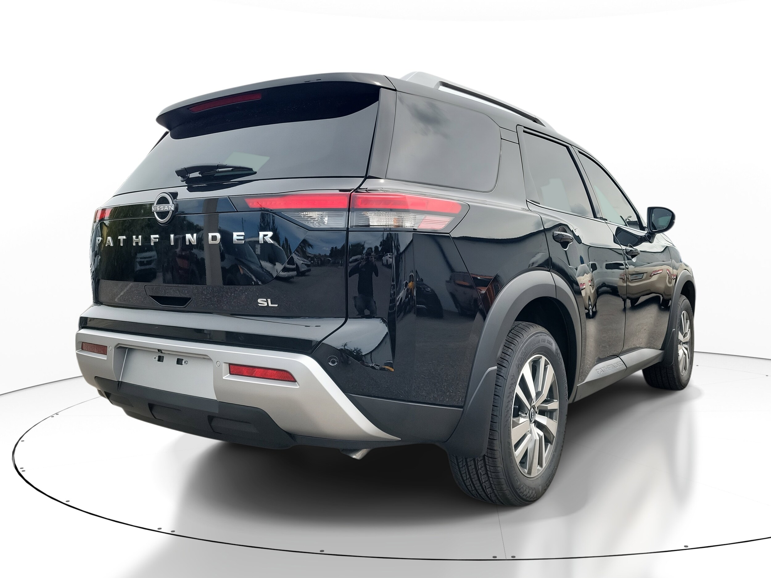 2025 Nissan Pathfinder SL photo 2