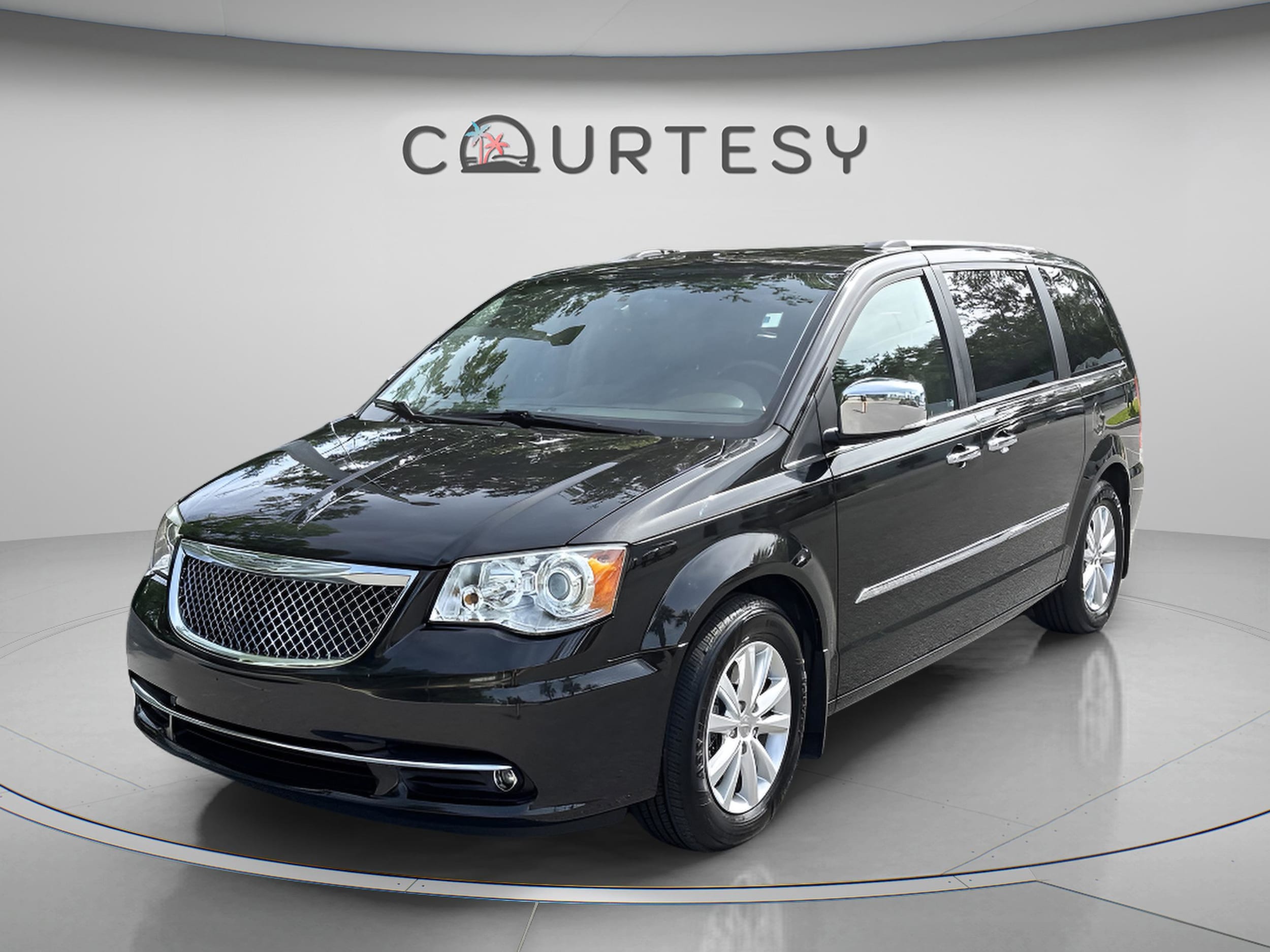 2015 Chrysler Town & Country Limited Platinum's photo