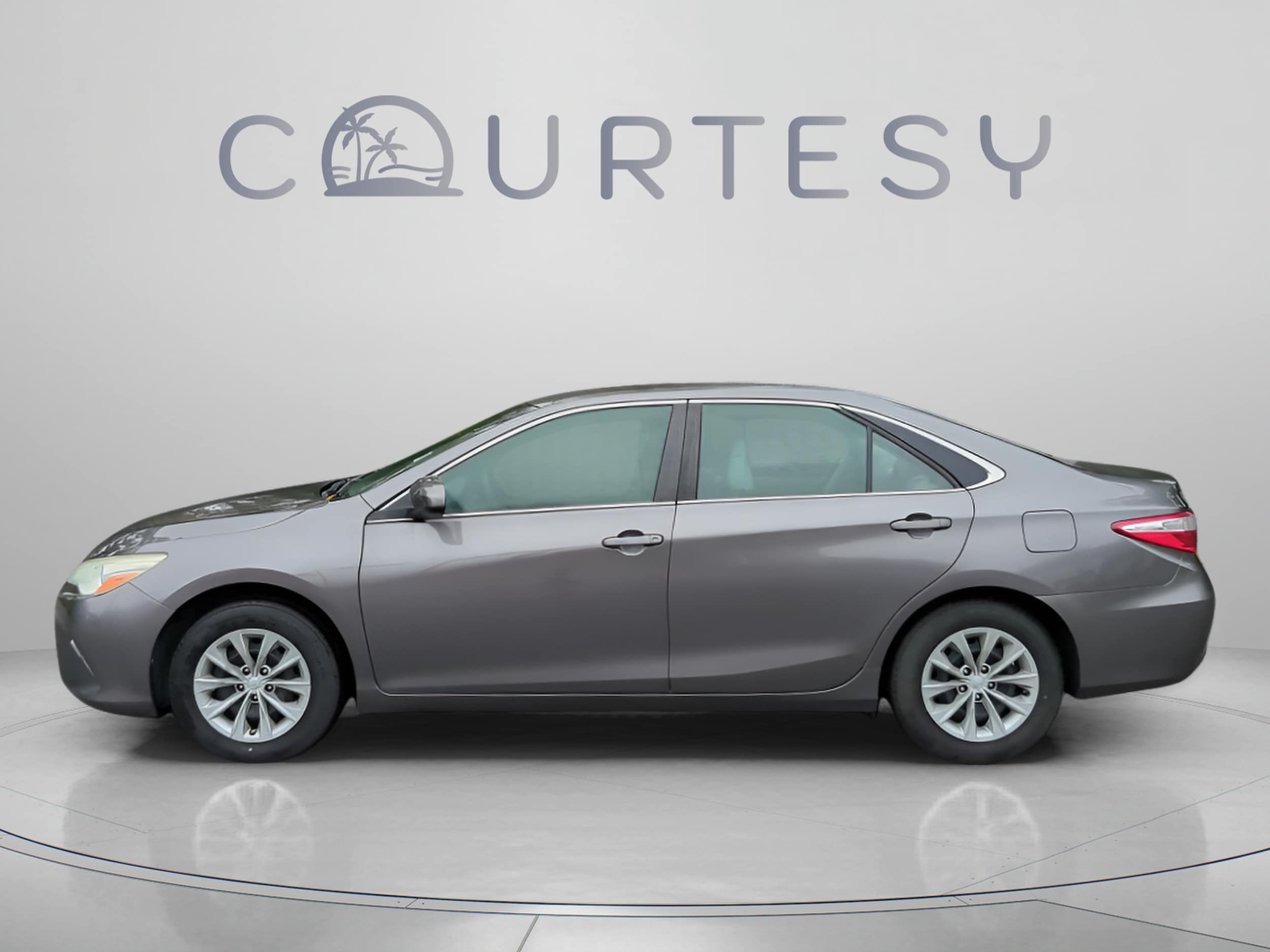 Used 2016 Toyota Camry XLE with VIN 4T1BF1FK2GU155248 for sale in Palm Harbor, FL