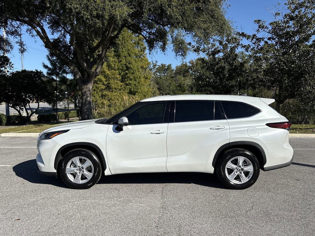 Used 2022 Toyota Highlander LE SUV