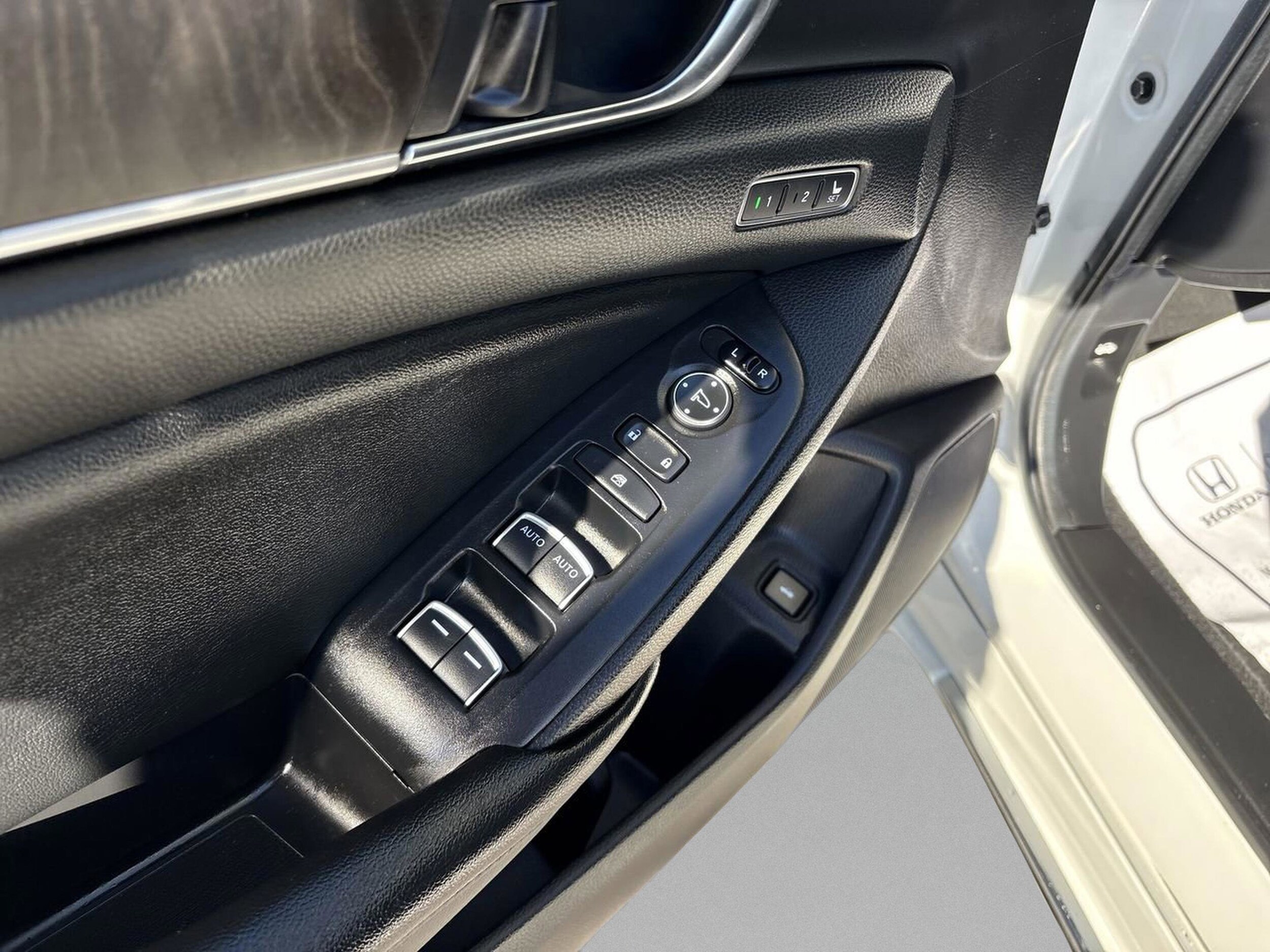 2021 Honda Accord EX-L - Photo 16