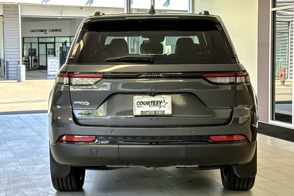 Used 2023 Jeep Grand Cherokee Laredo SUV