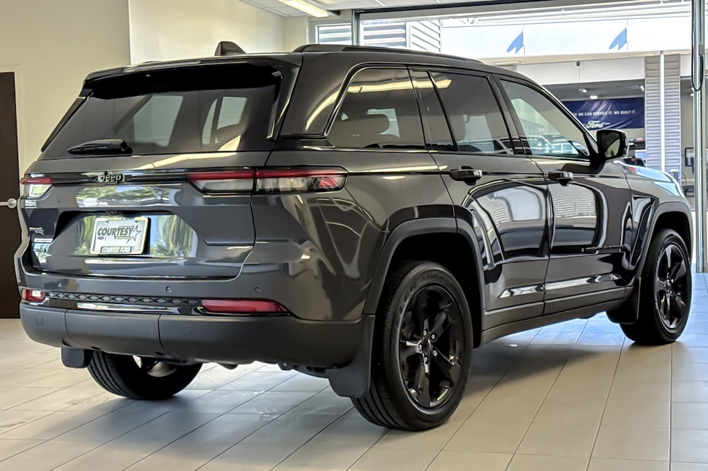 Used 2023 Jeep Grand Cherokee Laredo SUV