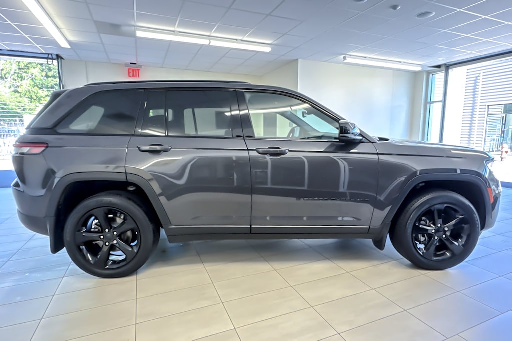 Used 2023 Jeep Grand Cherokee Laredo SUV