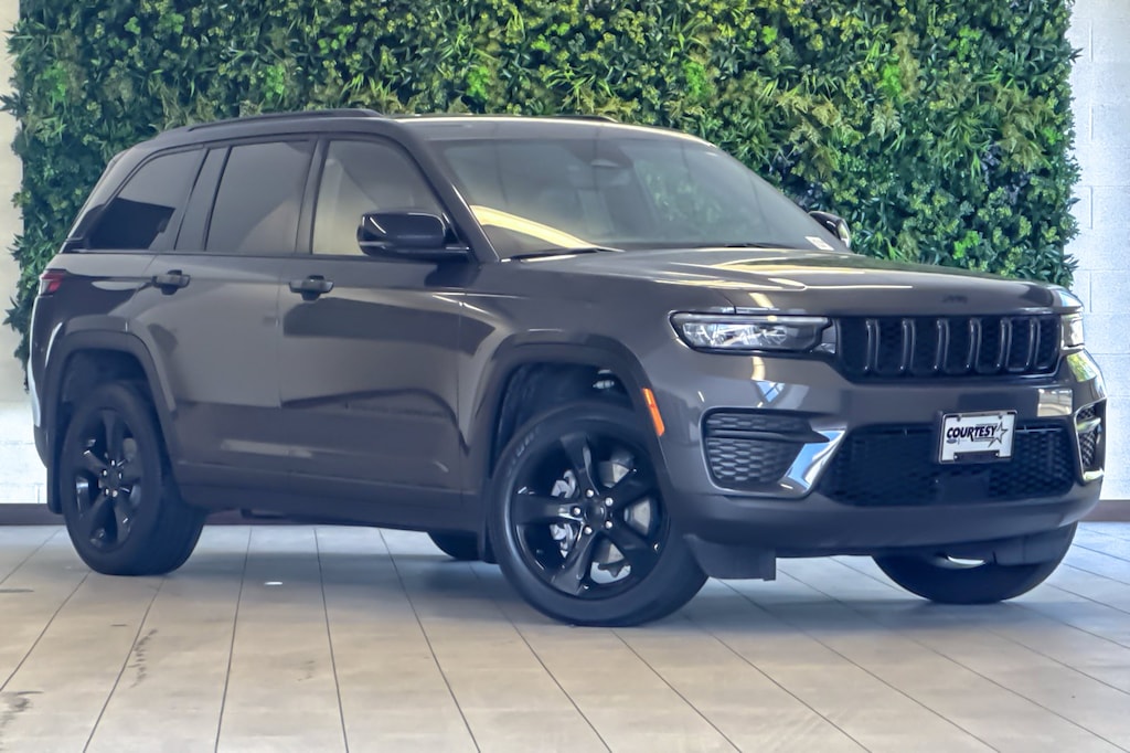 Used 2023 Jeep Grand Cherokee Laredo SUV