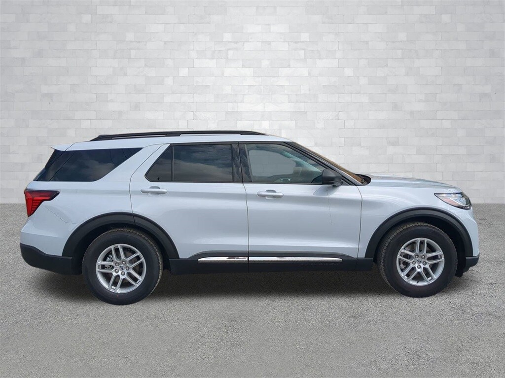 2025 Ford Explorer photo 3