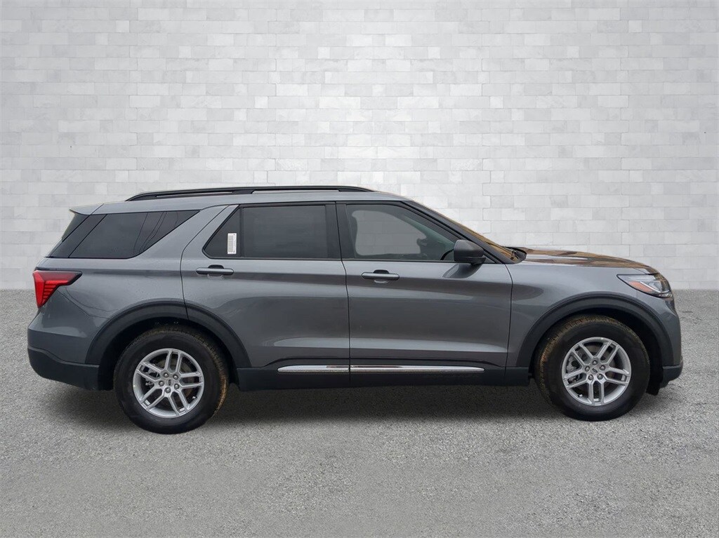 2025 Ford Explorer photo 2