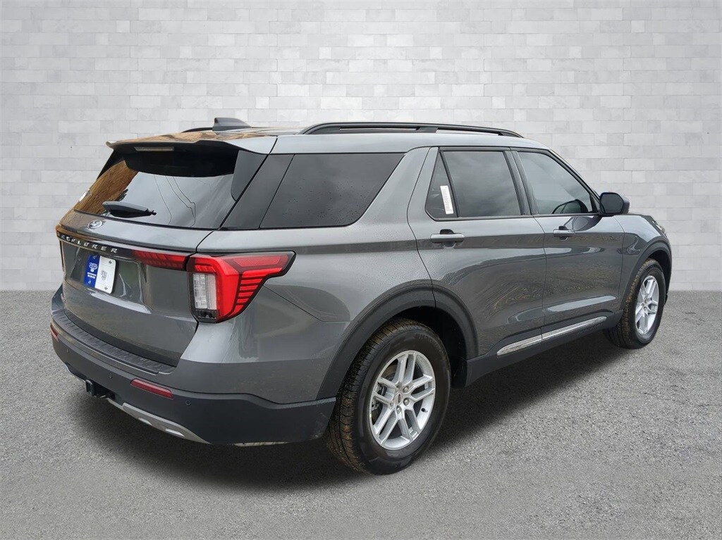 2025 Ford Explorer photo 3