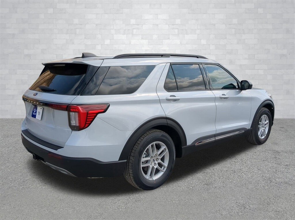2025 Ford Explorer photo 4