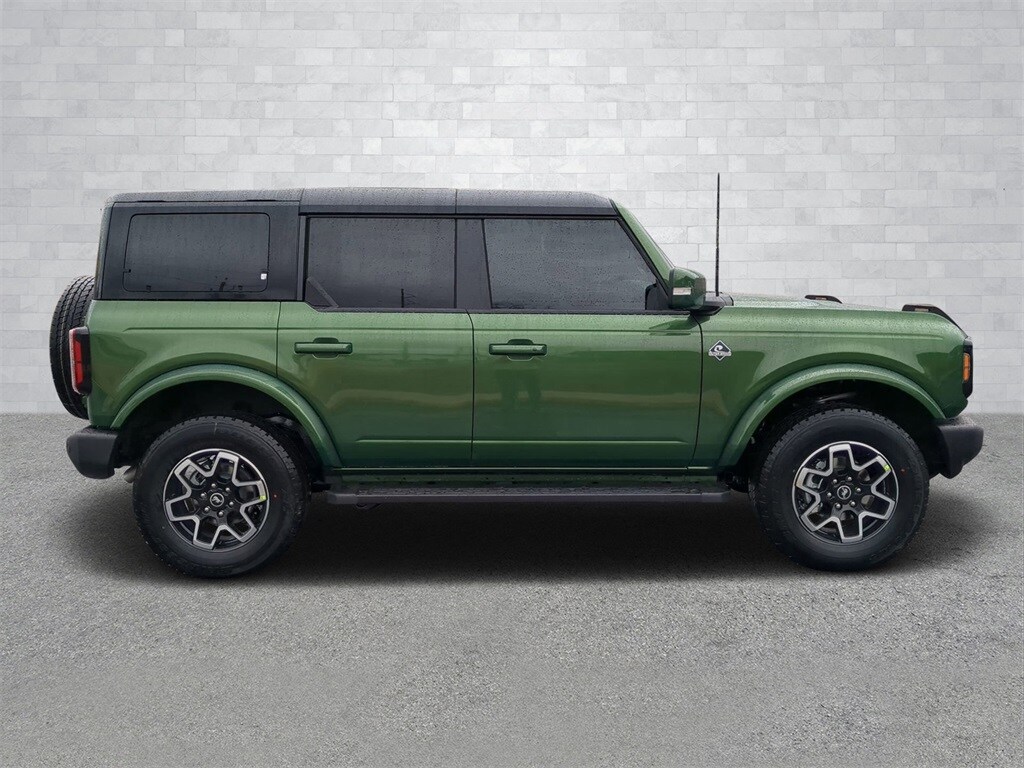2024 Ford Bronco Outer Banks photo 2