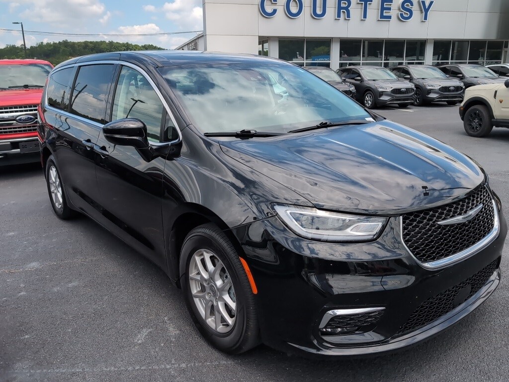 2024 Chrysler Pacifica Touring L photo 2
