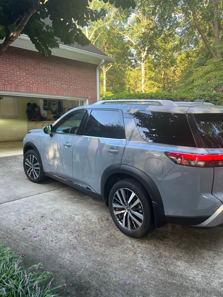 2022 Nissan Pathfinder Platinum photo 2