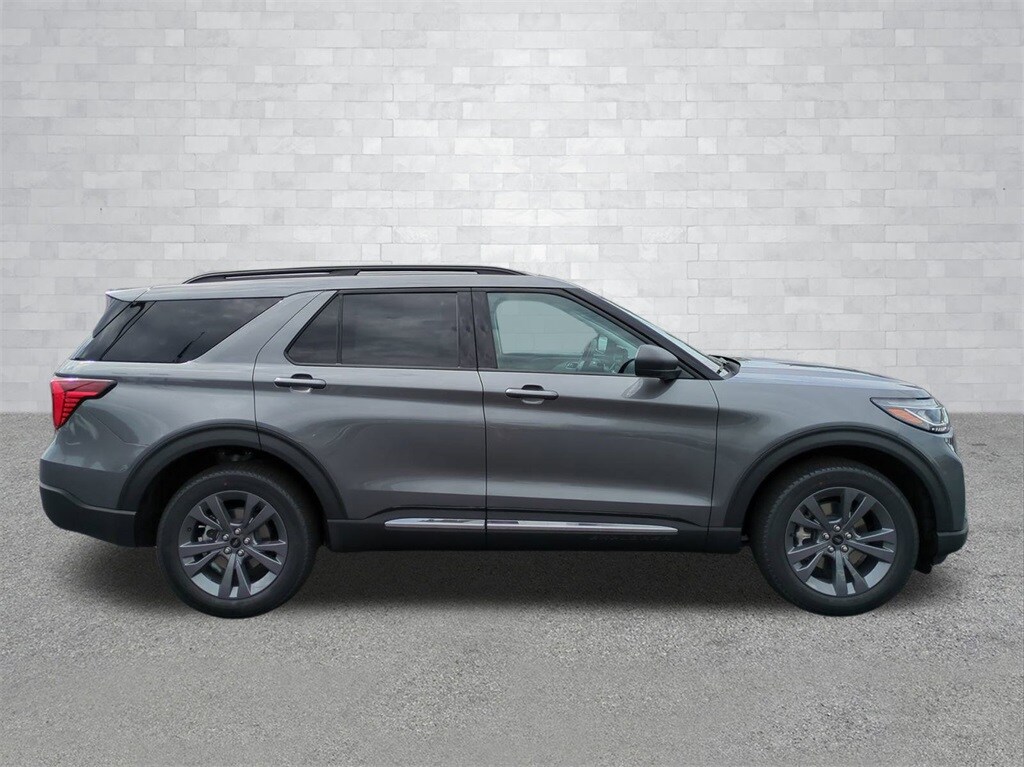 2025 Ford Explorer photo 3