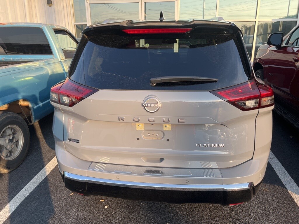 2024 Nissan Rogue Platinum photo 2