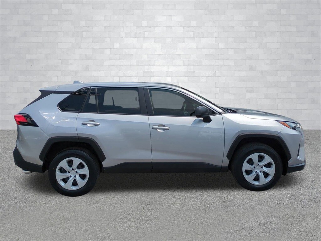2023 Toyota RAV4 LE photo 3