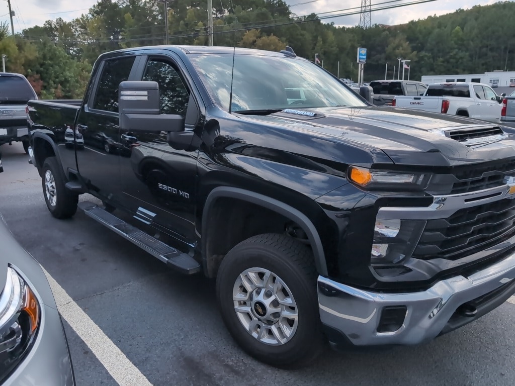 2024 Chevrolet Silverado 2500HD LT photo 2