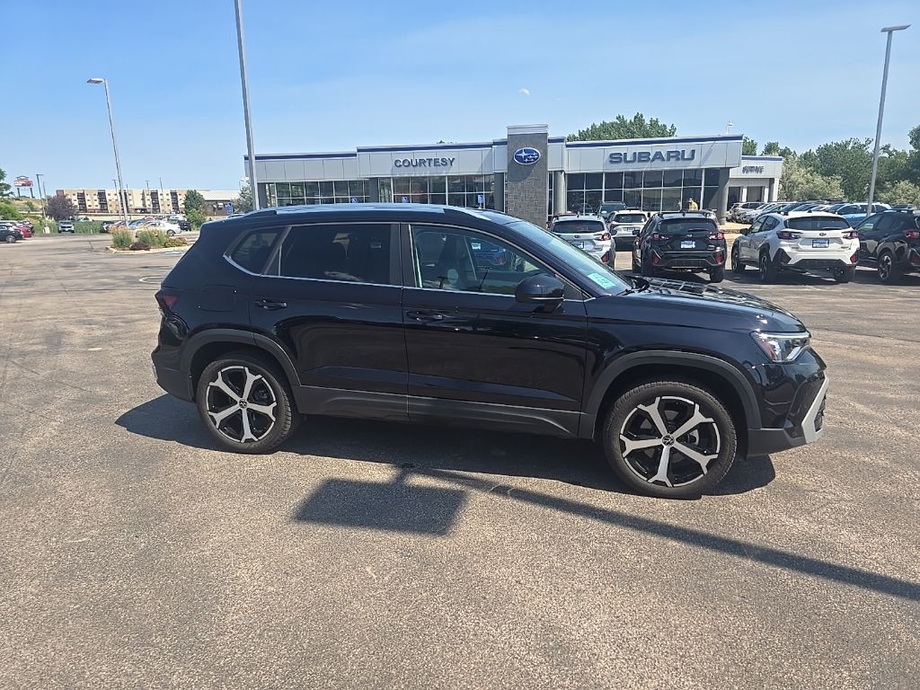 2025 Volkswagen Taos 1.5T SEL 4Motion's photo