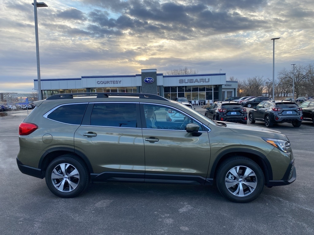2025 Subaru Ascent Premium's photo