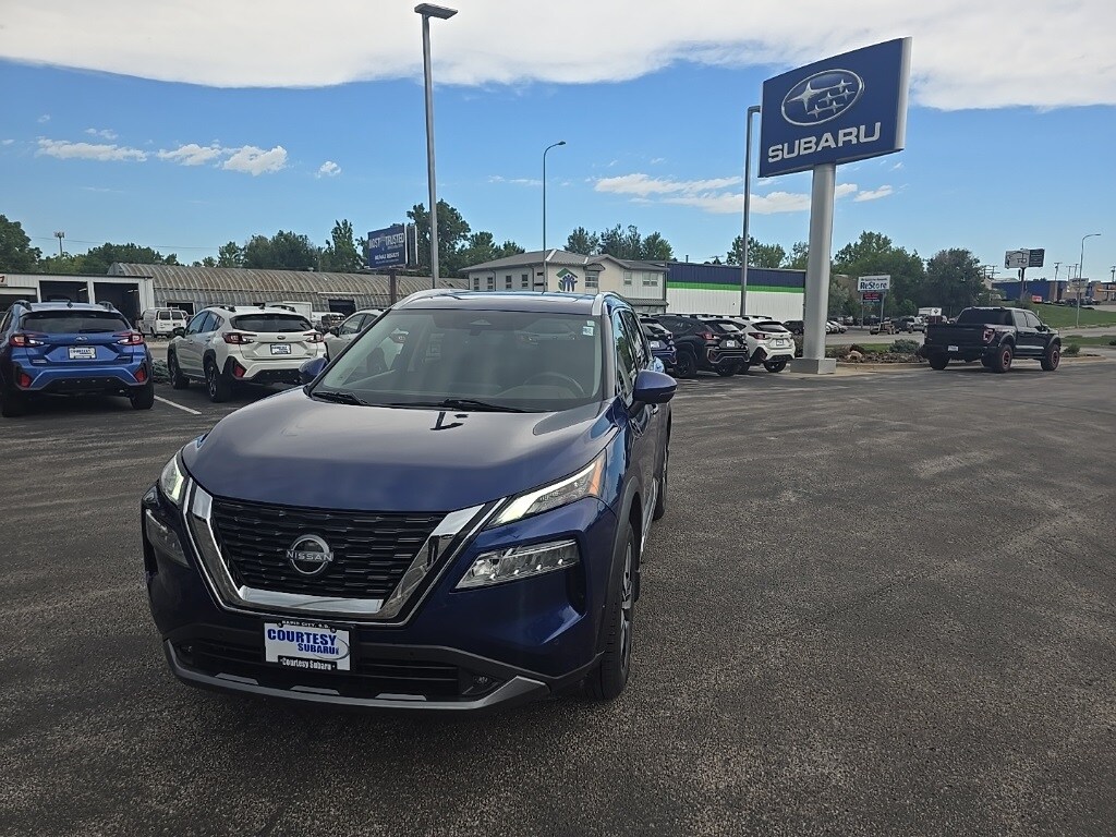 2022 Nissan Rogue SL photo 3