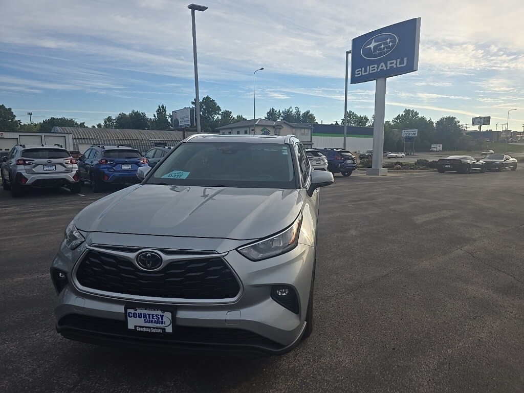 2020 Toyota Highlander XLE photo 3