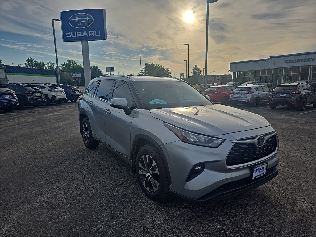 2020 Toyota Highlander XLE photo 2
