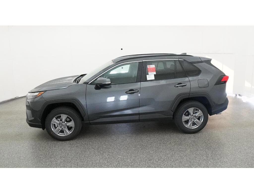 2025 Toyota RAV4 XLE photo 3