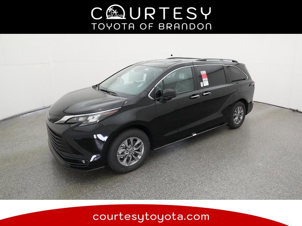 2026 Toyota Sienna XLE's photo