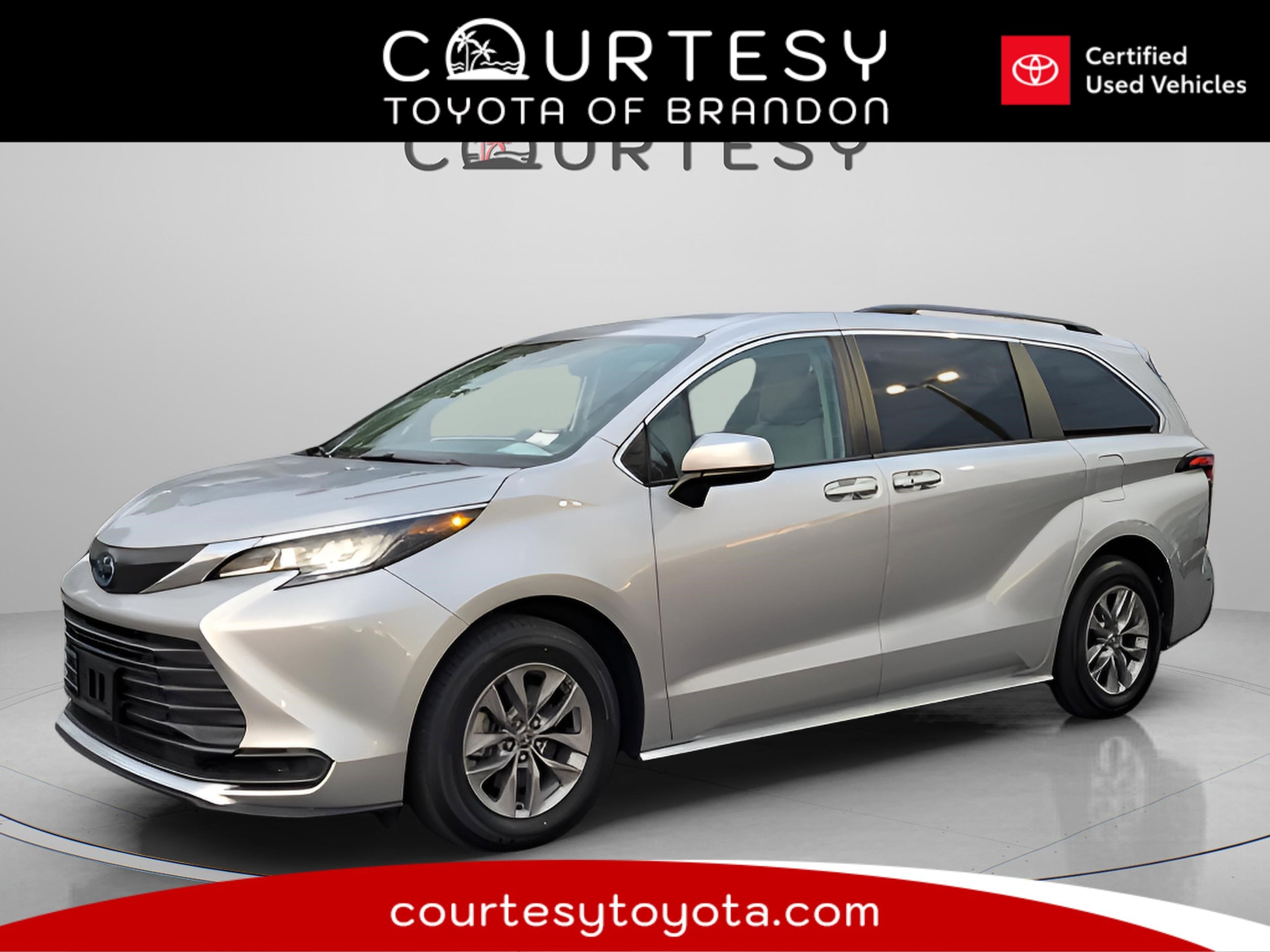 2023 Toyota Sienna LE's photo
