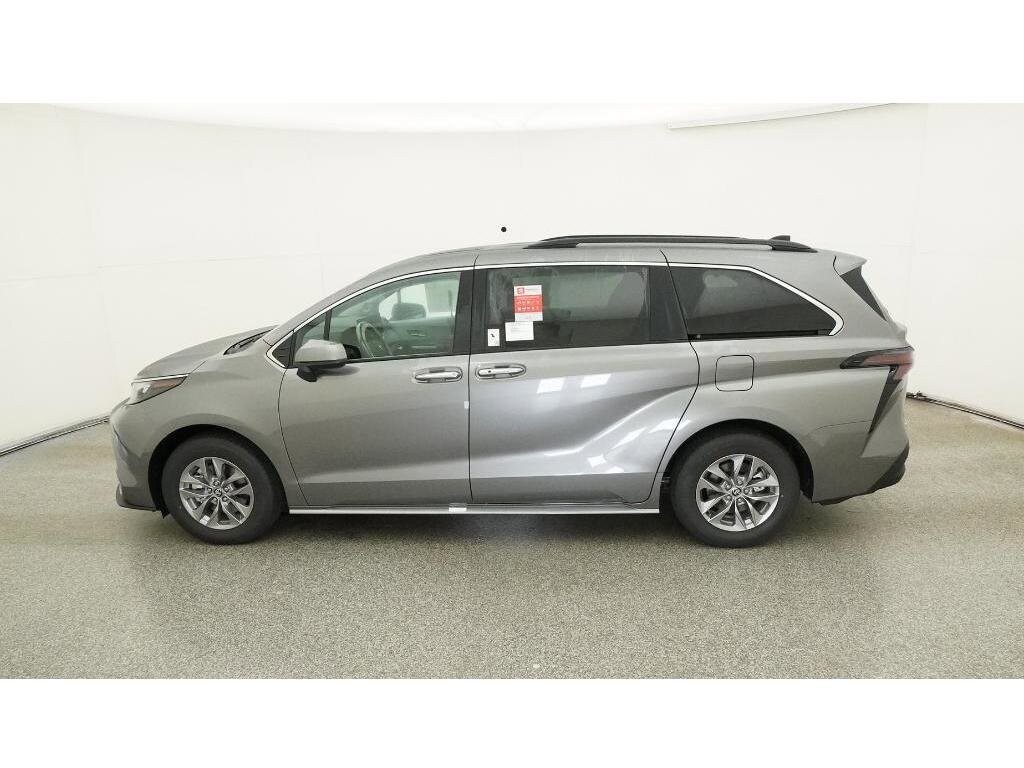 2026 Toyota Sienna XLE photo 3