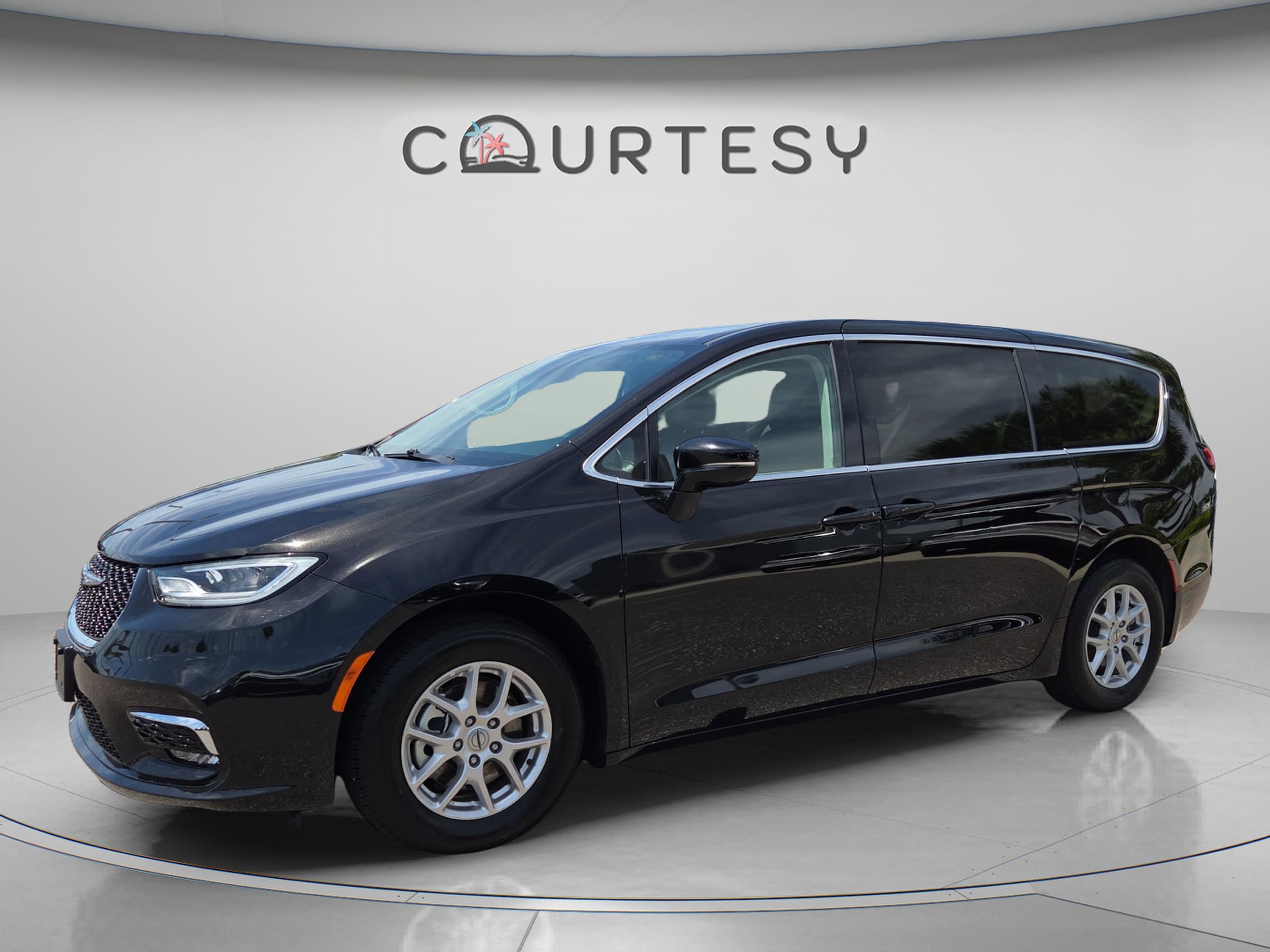 2024 Chrysler Pacifica Touring L's photo