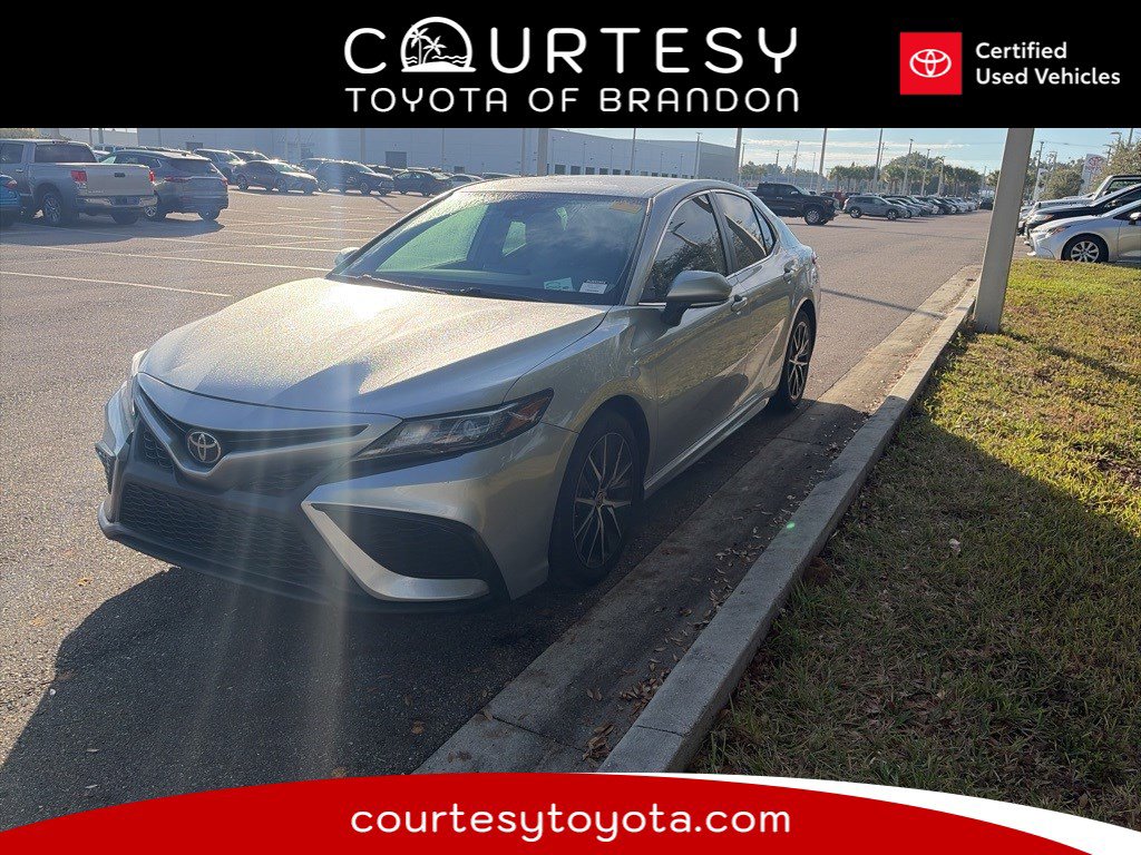 2024 Toyota Camry SE's photo