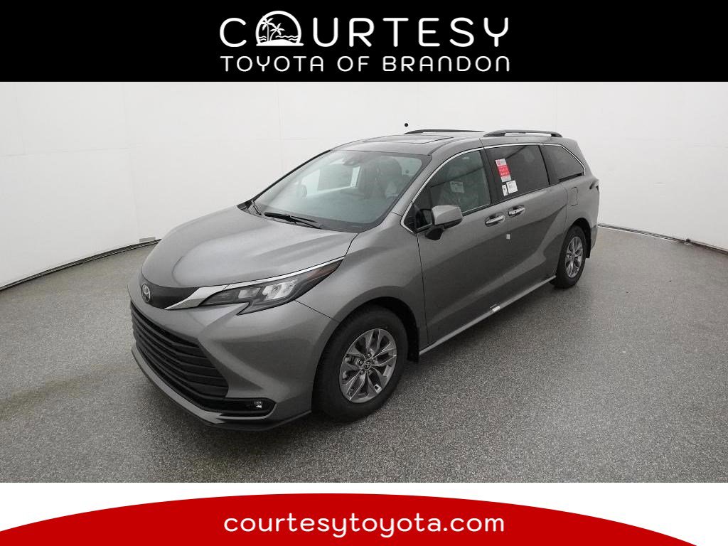 2026 Toyota Sienna XLE's photo
