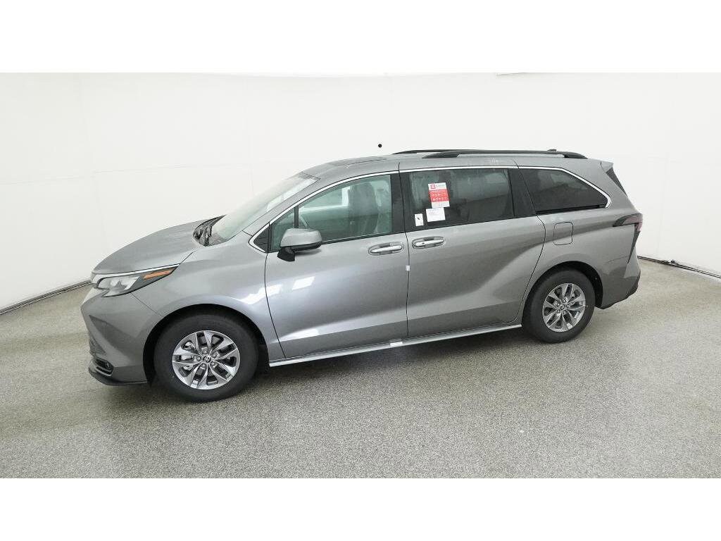 2026 Toyota Sienna XLE photo 2